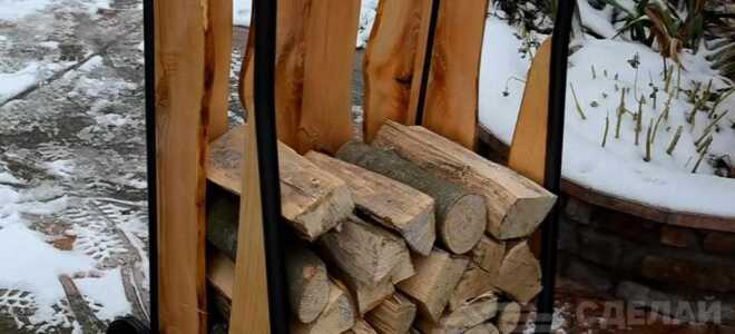 Оригинальная тележка из труб и досок для перевозки дров