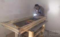 Входная дверь в мастерскую из профтрубы и досок