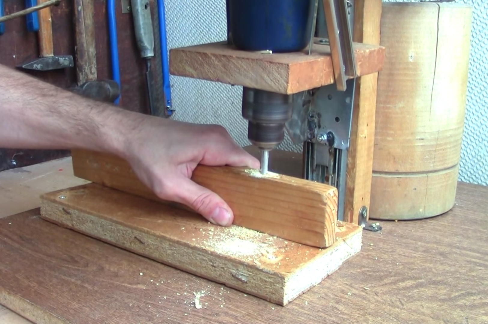 Как сделать самодельные станки. Стойка для болгарки homemade Drill Press. Самоделки сверлильный станок из дрели. Сверлильный станок в столярке. Сверлильный станок из дрели 2квт.